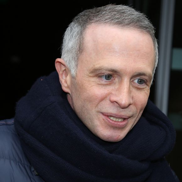 Exclusif - Samuel Étienne (qui présente dorénavant "Questions pour un Champion") dans les rues de Paris le 22 Février 2016. Photographe : Agence / Bestimage