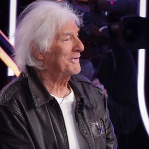 Exclusif - Hugues Aufray sur le plateau de l'enregistrement de l'émission " Face à Hanouna " présentée par C.Hanouna et diffusée sur C8 le 27 avril 2024, à Paris, France, le 25 avril 2024. © Jack Tribeca / Bestimage