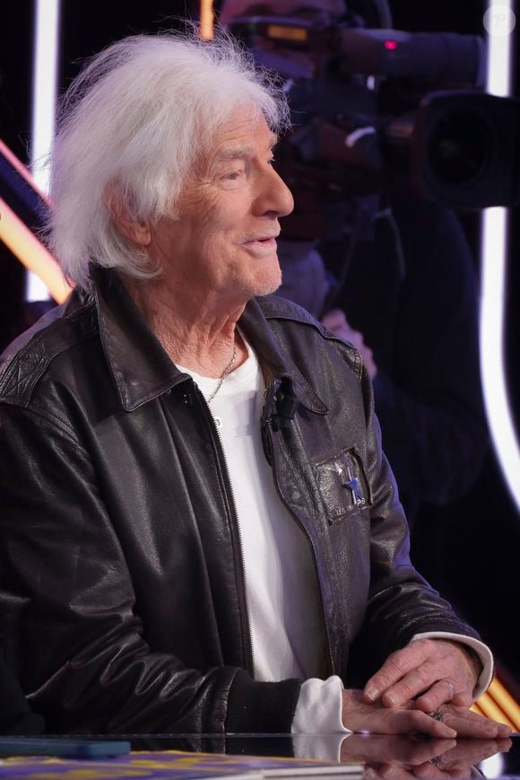 Exclusif - Hugues Aufray sur le plateau de l'enregistrement de l'émission " Face à Hanouna " présentée par C.Hanouna et diffusée sur C8 le 27 avril 2024, à Paris, France, le 25 avril 2024. © Jack Tribeca / Bestimage