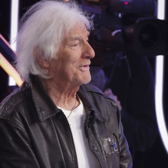Exclusif - Hugues Aufray sur le plateau de l'enregistrement de l'émission " Face à Hanouna " présentée par C.Hanouna et diffusée sur C8 le 27 avril 2024, à Paris, France, le 25 avril 2024. © Jack Tribeca / Bestimage