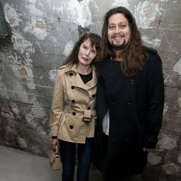 Bambou et son fils Lulu Gainsbourg à l'exposition itinérante Burberry "Here we are" dans les anciens locaux du journal Libération à Paris en marge des collections Haute-Couture printemps-été 2018 le 24 janvier 2018.
© Olivier Borde / Bestimage