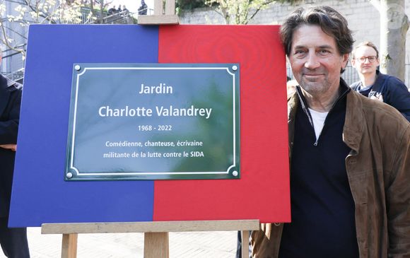 Exclusif - Bruno Madinier lors de la cérémonie de dénomination d’un jardin en hommage à Charlotte Valandrey, au 17 rue Hector Malot dans le XIlème arrondissement de Paris, France, le 4 avril 2025. © Coadic Guirec/Bestimage