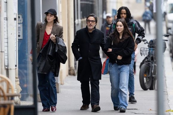 Charlotte Gainsbourg , Yvan Attal et leur fille Jo Attal - Inauguration de la passerelle Jane Birkin devant les 41-43 quai de Valmy à Paris le 13 décembre 2025. © Cyril Moreau / Bestimage
