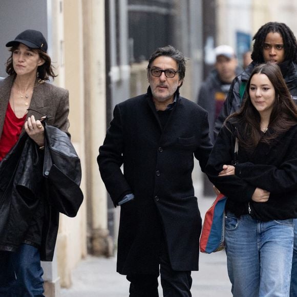 Charlotte Gainsbourg , Yvan Attal et leur fille Jo Attal - Inauguration de la passerelle Jane Birkin devant les 41-43 quai de Valmy à Paris le 13 décembre 2025. © Cyril Moreau / Bestimage
