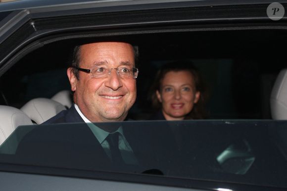 François Hollande et Valérie Trierweiler arrivent à la gare d'Hyères en provenance de Paris pour commencer leurs vacances d'été au Fort Bregancon, la résidence d'été présidentielle, à Hyères, dans le sud de la France, le 3 août 2012. Photo de ABACAPRESS.COM