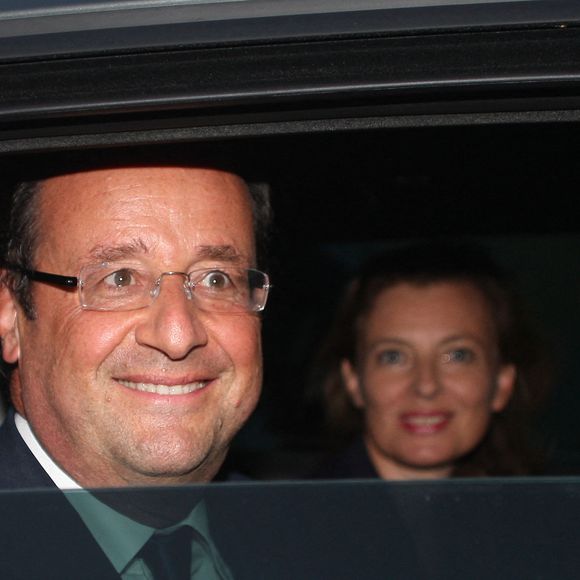 François Hollande et Valérie Trierweiler arrivent à la gare d'Hyères en provenance de Paris pour commencer leurs vacances d'été au Fort Bregancon, la résidence d'été présidentielle, à Hyères, dans le sud de la France, le 3 août 2012. Photo de ABACAPRESS.COM