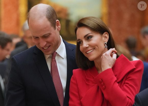 Le prince William, prince de Galles, et Catherine (Kate) Middleton, princesse de Galles, avec Choo Kyungho, vice-premier ministre coréen et Park Jin, ministre coréen des Affaires étrangères, regardent une exposition spéciale d'objets de la collection royale relative à la République de Corée dans la galerie de photos du palais de Buckingham à Londres, Royaume Uni, le 21 novembre 2023. © Julien Burton / Bestimage