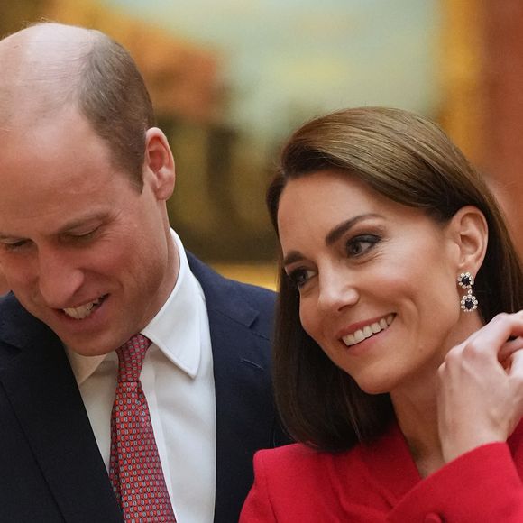 Le prince William, prince de Galles, et Catherine (Kate) Middleton, princesse de Galles, avec Choo Kyungho, vice-premier ministre coréen et Park Jin, ministre coréen des Affaires étrangères, regardent une exposition spéciale d'objets de la collection royale relative à la République de Corée dans la galerie de photos du palais de Buckingham à Londres, Royaume Uni, le 21 novembre 2023. © Julien Burton / Bestimage