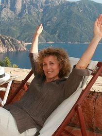 Mireille Dumas : Sa maison dans un petit coin de paradis classé au patrimoine mondial de l’Unesco, "je deviens injoignable pendant six semaines"