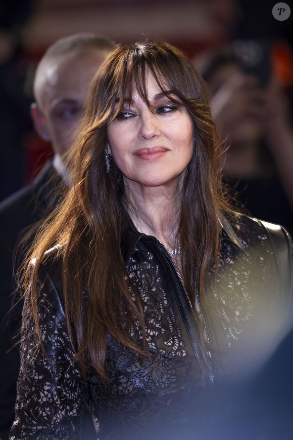 "Moi, j’adorerais jouer avec mes filles. Mais je pense qu'elles n'ont pas envie de jouer avec moi. Aujourd’hui, c'est elles qui me donnent des conseils à moi", avait-elle expliqué avec amusement.

Monica Bellucci - Descente des marches du film " Histoires de la nuit " lors du 79ème Festival International du Film de Cannes, le 22 mai 2026. © Camilla Canalini / Bestimage