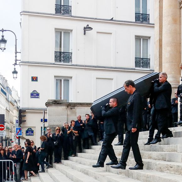 La cérémonie avait été entièrement préparée par l’animateur lui-même, jusqu’à la musique et les détails du décor.

Sorties des obsèques de Thierry Ardisson en l’église Saint-Roch de Paris, France, le 17 juillet 2025. © Clovis-Jacovides/Bestimage
