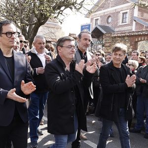 James Huth, réalisateur du film "Brice de Nice" , Eric Collado, Jean Dujardin, Manu Joucla, Eric Massot - Sorties des obsèques de Bruno Salomone en l'église Sainte-Anne de Polangis de Joinville-le-Pont (Val-de-Marne) le 23 mars 2026. © Cyril Moreau - Dominique Jacovides / Bestimage