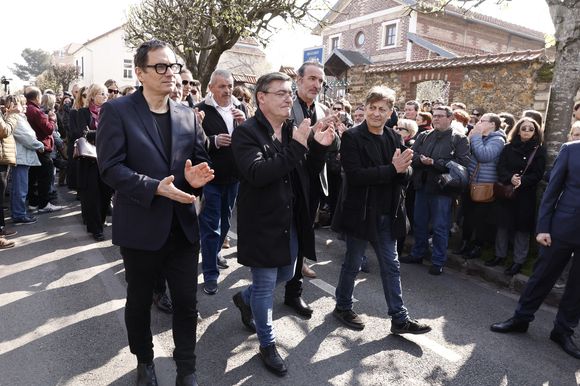 James Huth, réalisateur du film "Brice de Nice" , Eric Collado, Jean Dujardin, Manu Joucla, Eric Massot - Sorties des obsèques de Bruno Salomone en l'église Sainte-Anne de Polangis de Joinville-le-Pont (Val-de-Marne) le 23 mars 2026. © Cyril Moreau - Dominique Jacovides / Bestimage