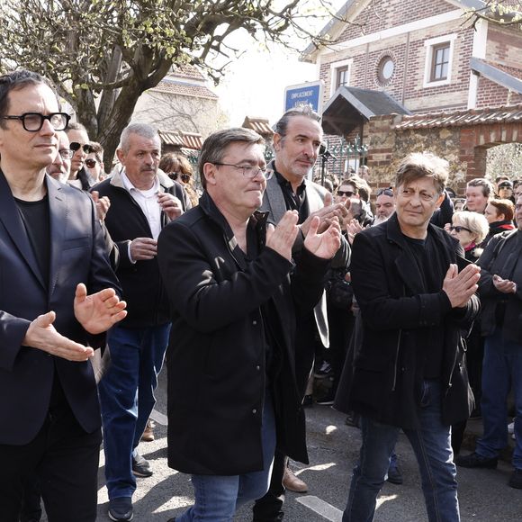 James Huth, réalisateur du film "Brice de Nice" , Eric Collado, Jean Dujardin, Manu Joucla, Eric Massot - Sorties des obsèques de Bruno Salomone en l'église Sainte-Anne de Polangis de Joinville-le-Pont (Val-de-Marne) le 23 mars 2026. © Cyril Moreau - Dominique Jacovides / Bestimage