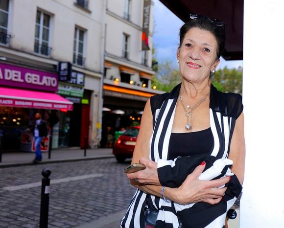 Exclusif - La chanteuse Biyouna se promène dans Paris avec sa fille Amelle le 22 septembre 2016. CEDRIC PERRIN / BESTIMAGE