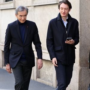 BGUK_3380443 - MILANO, ITALIE Le milliardaire Bernard Arnault se promène dans Milan avec son fils Frédéric Arnault - qui continue de susciter des rumeurs d'amour avec Lisa de BLACKPINK.



Frédéric, PDG de TAG Heuer et l'un des cinq enfants de Bernard, est lié à la superstar de la K-pop depuis 2022, mais le couple n'a jamais officiellement confirmé sa relation bien qu'il ait été aperçu ensemble lors de plusieurs événements prestigieux dans le monde entier.



Sur la photo : Bernard Arnault, Frederic Arnault