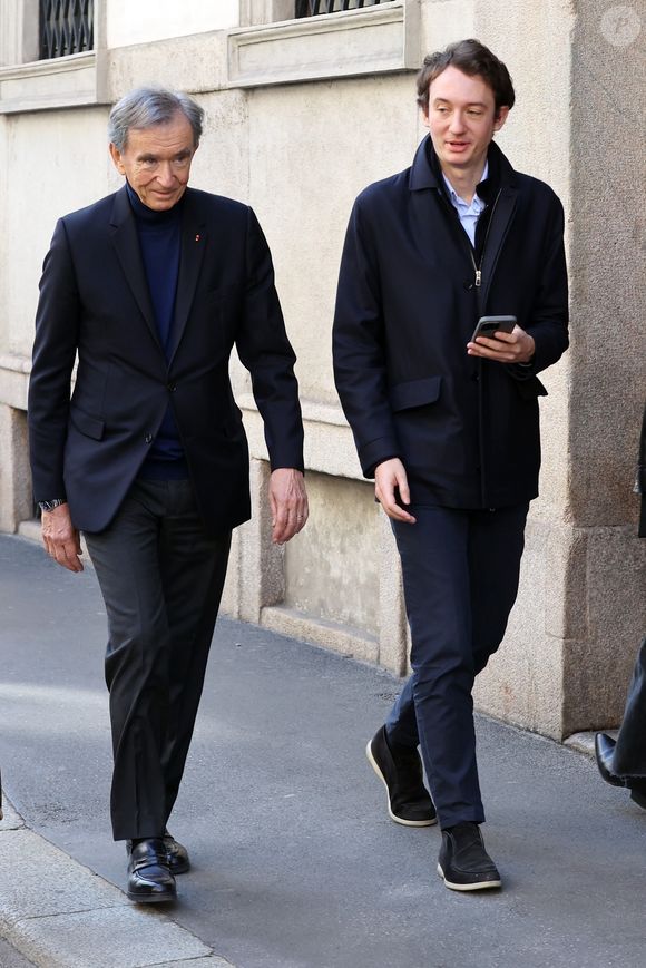 BGUK_3380443 - MILANO, ITALIE Le milliardaire Bernard Arnault se promène dans Milan avec son fils Frédéric Arnault - qui continue de susciter des rumeurs d'amour avec Lisa de BLACKPINK.



Frédéric, PDG de TAG Heuer et l'un des cinq enfants de Bernard, est lié à la superstar de la K-pop depuis 2022, mais le couple n'a jamais officiellement confirmé sa relation bien qu'il ait été aperçu ensemble lors de plusieurs événements prestigieux dans le monde entier.



Sur la photo : Bernard Arnault, Frederic Arnault