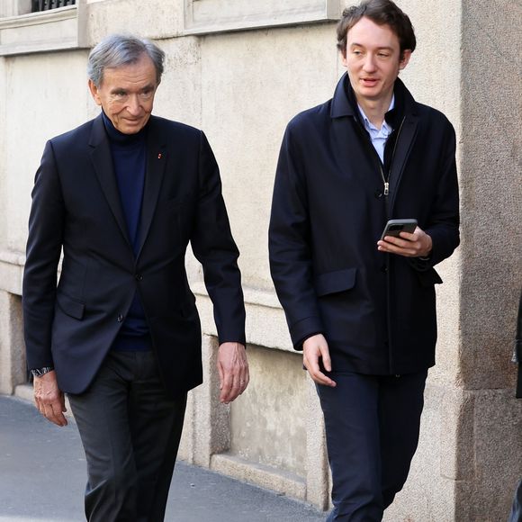 BGUK_3380443 - MILANO, ITALIE Le milliardaire Bernard Arnault se promène dans Milan avec son fils Frédéric Arnault - qui continue de susciter des rumeurs d'amour avec Lisa de BLACKPINK.



Frédéric, PDG de TAG Heuer et l'un des cinq enfants de Bernard, est lié à la superstar de la K-pop depuis 2022, mais le couple n'a jamais officiellement confirmé sa relation bien qu'il ait été aperçu ensemble lors de plusieurs événements prestigieux dans le monde entier.



Sur la photo : Bernard Arnault, Frederic Arnault