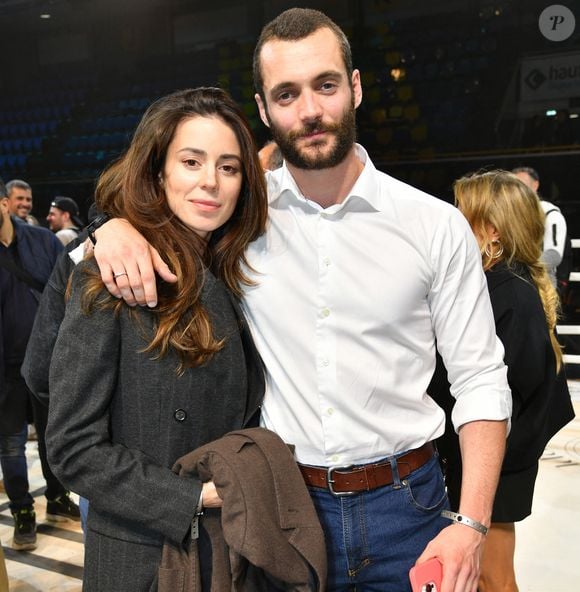Louis Sarkozy et sa femme Natali sont devenus parents.

Exclusif - Louis Sarkozy et sa femme Natali Husic (enceinte) - Cyril Benzaquen remporte le championnat de kickboxing en battant l'italien Jacopo Trantino à Levallois. © Vereen/Bestimage