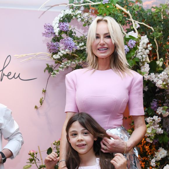 Semi-exclusif - Adriana Karembeu et sa fille Nina, le chef Etienne Leroy - A l'occasion de la fête des Mères, Adriana Karembeu et Lenôtre s'associent pour créer l'entremets "Nina" au Pré Catelan à Paris le 29 avril 2025.
Cette création à quatre mains est le fruit d'une complicité artistique entre Adriana Karembeu, icône internationale de la mode, ambassadrice engagée, maman au grand cœur et Étienne Leroy Chef Patissier Lenôtre el Champion du Monde de la Pâtisserie.
Pensé comme une rose à offrir, l'entremets « Nina » est symbole de tendresse, de lien et de partage. Cette co-création soutient la Croix-Rouge française, 5% des bénéfices seront reversés à l'association, auprès de laquelle Adriana Karembeu est ambassadrice depuis plus de 25 ans. © Rachid Bellak/Bestimage
