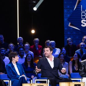 L’épisode du 17 octobre 2025 accueillera Santa, Arnaud Ducret et Marie-Claude Pietragalla.

Marie Claude Pietragalla, Arnaud Ducret, Santa, Faustine Bollaert lors de l'enregistrement de l'émission "La Boîte à secrets", présentée par Faustine Bollaert et diffusée le 17 octobre sur France 3, dans les studios du Lendit à Saint-Denis, France, le 23 septembre 2025.

© Cyril Moreau/Bestimage