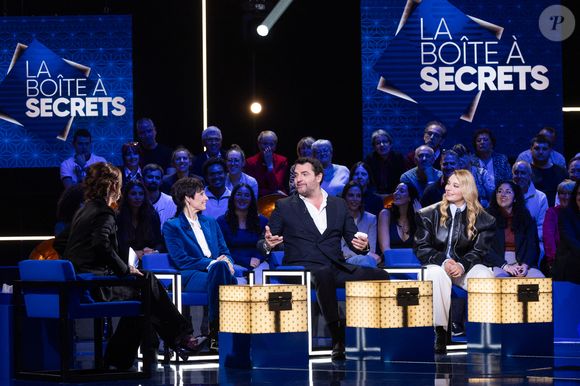 L’épisode du 17 octobre 2025 accueillera Santa, Arnaud Ducret et Marie-Claude Pietragalla.

Marie Claude Pietragalla, Arnaud Ducret, Santa, Faustine Bollaert lors de l'enregistrement de l'émission "La Boîte à secrets", présentée par Faustine Bollaert et diffusée le 17 octobre sur France 3, dans les studios du Lendit à Saint-Denis, France, le 23 septembre 2025.

© Cyril Moreau/Bestimage