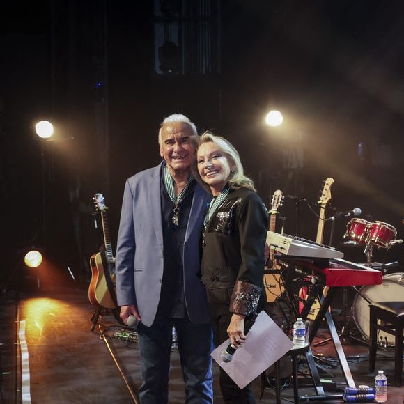 Exclusif - Michel Fugain, Véronique Sanson - Michel Fugain et Véronique Sanson se décorent mutuellement de l'Ordre des Arts et des Lettre à l'occasion du concert de Michel Fugain et de sa femme Sanda à Bobino, Paris le 27 janvier 2025.
Michel Fugain, icône de la chanson française, a célébré en 2024 ses 60 ans de carrière avec un nouvel album intitulé La Vie, l'Amour, etc....
Pour marquer cet événement, il a entamé une tournée exceptionnelle qui passera par plusieurs scènes parisiennes en 2025.
À Paris, il se produira à Bobino les lundis 13, 20 et 27 janvier, ainsi que le 3 février 2025, à 20h30. Ce spectacle, également nommé La Vie, l'Amour, etc..., propose un voyage musical à travers ses plus grands succès. Chaque chanson, portée par une interprétation pleine de générosité, promet de raviver des souvenirs et d’émouvoir le public. © Jack Tribeca / Bestimage