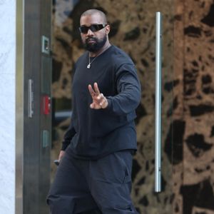 Une œuvre comprenant “plusieurs vignettes et montages” de leur couple

Exclusif - Kanye West et sa femme Bianca Censori, les fesses à l'air, à la sortie d'un rendez-vous à Los Angeles, le 19 mars 2024.