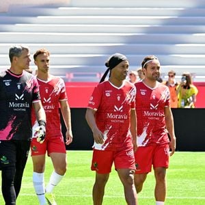 Marco Simone, Flavio Roma, Ronaldinho et Louis Ducruet (président des Barbagiuans) lors du match de football caritatif au stade Louis II de Monaco opposant les Barbagiuans aux pilotes de l'équipe Nazionale Piloti dans le cadre de la "Racing Stars Football Cup" le 3 juin 2026.
Depuis 35 ans, des pilotes automobiles participent chaque année à un match de football caritatif organisé à Monaco. Ce " match des pilotes " a accueilli tous les plus grands de la Formule 1, y compris Michael Schumacher. En 2025, une nouvelle mouture a vu le jour, la Racing Stars Football Cup, sous la houlette de Louis Ducruet, le fils de la princesse Stéphanie. Ce 3 juin 2026, avait lieu la deuxième édition de l'événement caritatif, organisé au profit de deux associations.
Les fonds récoltés lors de l'événement seront reversés à deux associations. La première est " Mercy Ships ", qui déploie des navires-hôpitaux afin d'offrir des soins chirurgicaux gratuits en Afrique. La seconde association est " Les Soins de l'espoir ", qui est engagée auprès d'enfants et d'adultes défavorisés en Asie du Sud-Est, notamment au Vietnam.
Les Barbagiuans ont remporté le match 6 - 2
© Bruno Bebert / Bestimage
