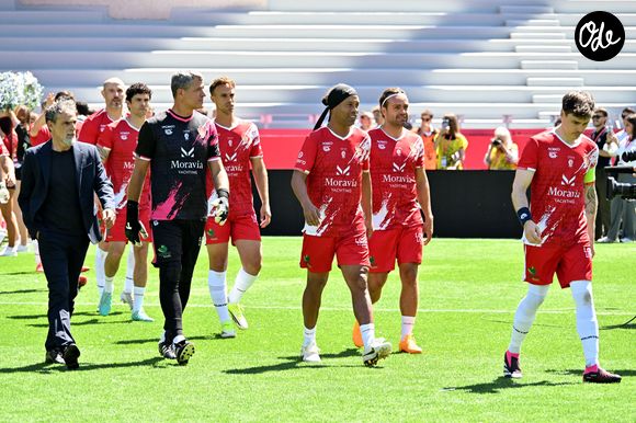 Marco Simone, Flavio Roma, Ronaldinho et Louis Ducruet (président des Barbagiuans) lors du match de football caritatif au stade Louis II de Monaco opposant les Barbagiuans aux pilotes de l'équipe Nazionale Piloti dans le cadre de la "Racing Stars Football Cup" le 3 juin 2026.
Depuis 35 ans, des pilotes automobiles participent chaque année à un match de football caritatif organisé à Monaco. Ce " match des pilotes " a accueilli tous les plus grands de la Formule 1, y compris Michael Schumacher. En 2025, une nouvelle mouture a vu le jour, la Racing Stars Football Cup, sous la houlette de Louis Ducruet, le fils de la princesse Stéphanie. Ce 3 juin 2026, avait lieu la deuxième édition de l'événement caritatif, organisé au profit de deux associations.
Les fonds récoltés lors de l'événement seront reversés à deux associations. La première est " Mercy Ships ", qui déploie des navires-hôpitaux afin d'offrir des soins chirurgicaux gratuits en Afrique. La seconde association est " Les Soins de l'espoir ", qui est engagée auprès d'enfants et d'adultes défavorisés en Asie du Sud-Est, notamment au Vietnam.
Les Barbagiuans ont remporté le match 6 - 2

© Bruno Bebert / Bestimage