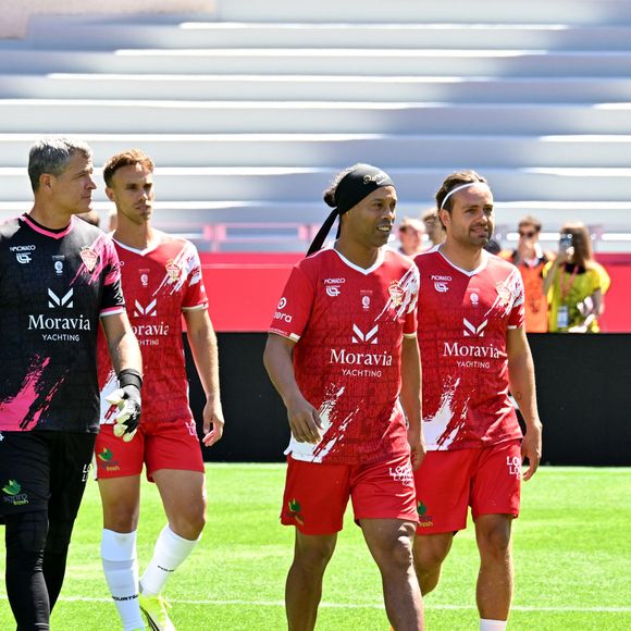 Marco Simone, Flavio Roma, Ronaldinho et Louis Ducruet (président des Barbagiuans) lors du match de football caritatif au stade Louis II de Monaco opposant les Barbagiuans aux pilotes de l'équipe Nazionale Piloti dans le cadre de la "Racing Stars Football Cup" le 3 juin 2026.
Depuis 35 ans, des pilotes automobiles participent chaque année à un match de football caritatif organisé à Monaco. Ce " match des pilotes " a accueilli tous les plus grands de la Formule 1, y compris Michael Schumacher. En 2025, une nouvelle mouture a vu le jour, la Racing Stars Football Cup, sous la houlette de Louis Ducruet, le fils de la princesse Stéphanie. Ce 3 juin 2026, avait lieu la deuxième édition de l'événement caritatif, organisé au profit de deux associations.
Les fonds récoltés lors de l'événement seront reversés à deux associations. La première est " Mercy Ships ", qui déploie des navires-hôpitaux afin d'offrir des soins chirurgicaux gratuits en Afrique. La seconde association est " Les Soins de l'espoir ", qui est engagée auprès d'enfants et d'adultes défavorisés en Asie du Sud-Est, notamment au Vietnam.
Les Barbagiuans ont remporté le match 6 - 2

© Bruno Bebert / Bestimage