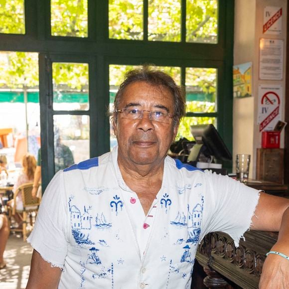 Exclusif - Laurent Voulzy lors des séance de dédicaces "Les plumes de Ramatuelle" au café de l'Ormeau en marge du 41ème Festival de Ramatuelle ( qui fête cette année son 40 ème anniversaire) le 10 août 2025. "Les Plumes de Ramatuelle" sont placées sous la direction artistique de Romain Sardou.

© Cyril Bruneau / Bestimage
