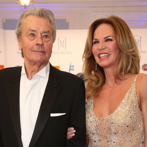 Alain Delon et Rosalie van Breemen - Soirée "Movie meets Media" à l'hôtel Atlantic Kempinski à Hambourg. le 30 novembre 2015. © Action Press / Bestimage