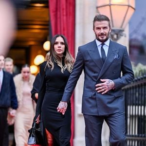 Victoria Beckham, accompagnée de sa famille, à la sortie de l'Hôtel La Réserve pour se rendre au ministère de la Culture pour être élevée au rang de Chevalier des Arts et des Lettres à Paris, France, le 26 janvier 2026. © Yehiel Chekroune/Bestimage