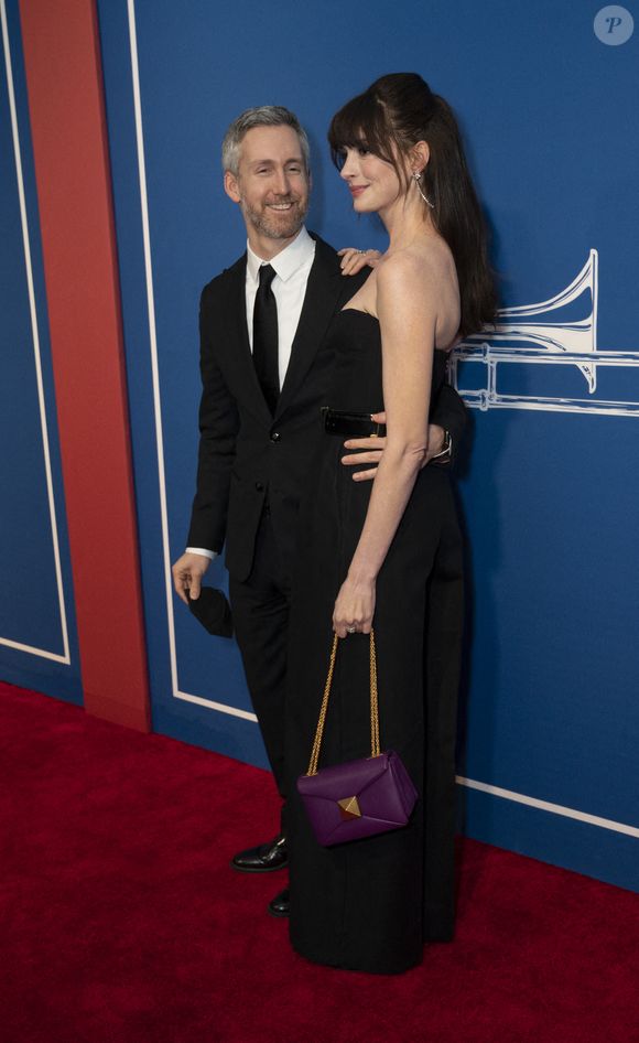 L'article s'intéresse notamment à la nouvelle vie de son mari, l'ancien acteur américain Adam Shulman.

Anne Hathaway et son mari Adam Shulman assistent à l'avant-première de la comédie musicale "The Music Man" au Winter Garden Theatre à New York le 10 février 2022.
Bestimage