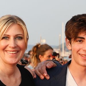Le jeune artiste a confié s’être beaucoup amusé en créant cette chanson.

Amanda Sthers et Léon Hesby sur le tapis rouge du prix du court métrage lors du 37ème festival du film de Cabourg (37ème journées romantiques du 14 au 18 juin 2023), à Cabourg, France, le 16 juin 2023. © Coadic Guirec/Bestimage