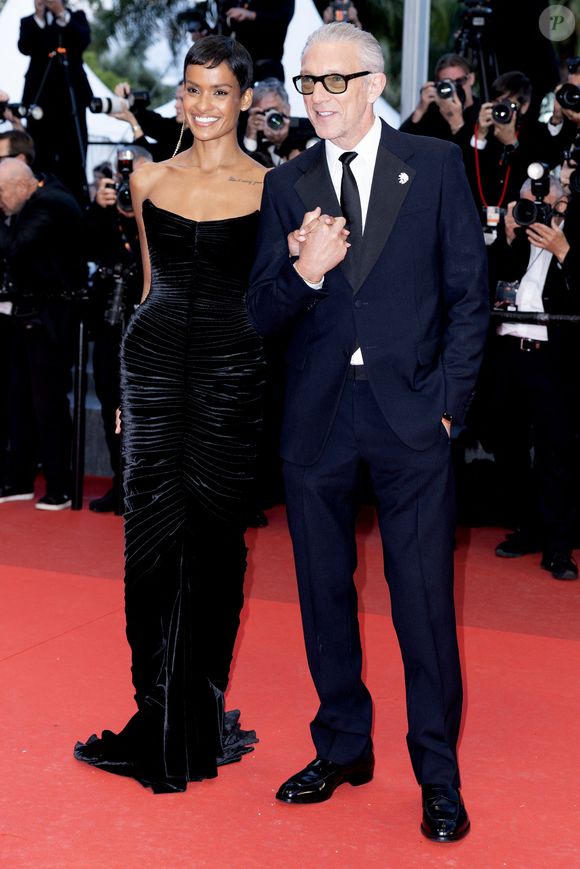 Narah Baptista et son compagnon Vincent Cassel (Montre Audemars Piguet) - Montée des marches du film " Histoires parallèles " lors du 79ème Festival International du Film de Cannes, le 14 mai 2026. © Olivier Borde / Bestimage