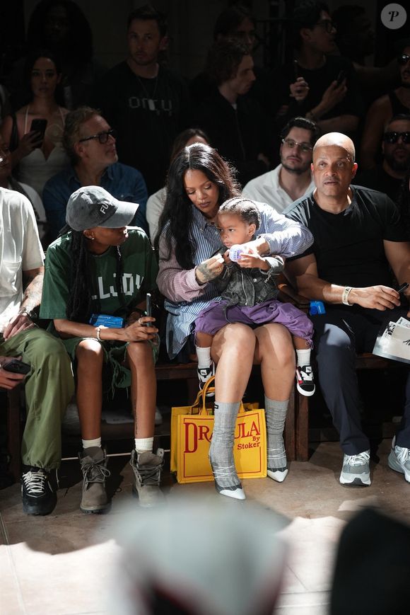 Rihanna en Front Row du défilé AWGE "Collection Homme Prêt-à-Porter Printemps/Eté 2026" lors de la Fashion Week de Paris (PFW) Backgrid UK/ Bestimage