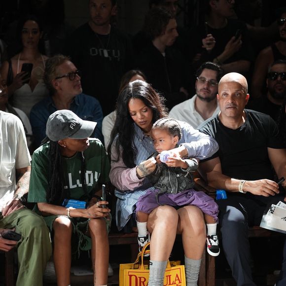 Rihanna en Front Row du défilé AWGE "Collection Homme Prêt-à-Porter Printemps/Eté 2026" lors de la Fashion Week de Paris (PFW) Backgrid UK/ Bestimage