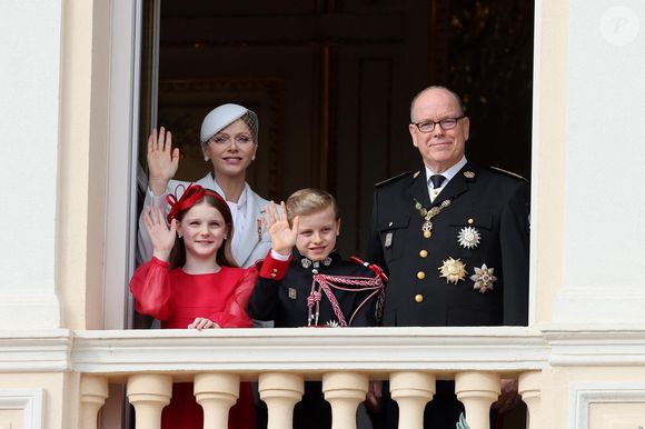 No Tabloïds - Le prince Albert II de Monaco et la princesse Charlène de Monaco avec leurs enfants le prince Jacques de Monaco, marquis des Baux, et la princesse Gabriella de Monaco, comtesse de Carladès - - La famille princière de Monaco au balcon du palais, à l'occasion de la Fête Nationale de Monaco, le 19 novembre 2025. © Dominique Jacovides/Bestimage
