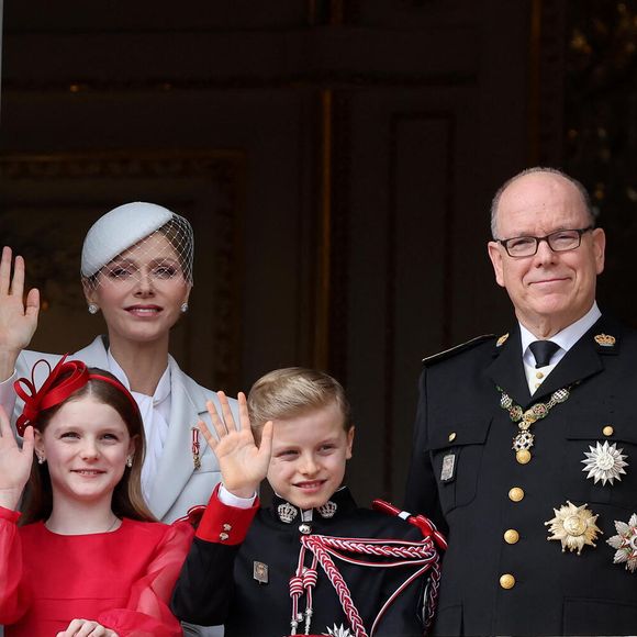 No Tabloïds - Le prince Albert II de Monaco et la princesse Charlène de Monaco avec leurs enfants le prince Jacques de Monaco, marquis des Baux, et la princesse Gabriella de Monaco, comtesse de Carladès - - La famille princière de Monaco au balcon du palais, à l'occasion de la Fête Nationale de Monaco, le 19 novembre 2025. © Dominique Jacovides/Bestimage