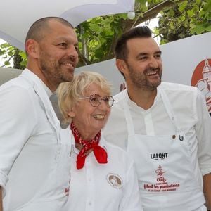 Les Chefs à Saint-Tropez fêtent les producteurs 2025 - Inauguration de la 5e édition,  les Chefs et les producteurs se retrouvent sur la place des Lices à Saint-Tropez, le 3 mai 2025. Le chef Cyril Lignac fait une démonstration de Pâtisserie... et retrouve Mercotte. ©Jean-Marc Lhomer / Bestimage.