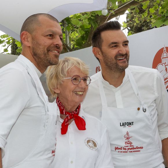 Les Chefs à Saint-Tropez fêtent les producteurs 2025 - Inauguration de la 5e édition,  les Chefs et les producteurs se retrouvent sur la place des Lices à Saint-Tropez, le 3 mai 2025. Le chef Cyril Lignac fait une démonstration de Pâtisserie... et retrouve Mercotte. ©Jean-Marc Lhomer / Bestimage.