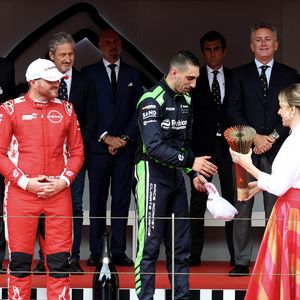 Michel Boéri, le président de l'Automobile Club de Monaco, Mike Fries, le PDG de Liberty Global, la princesse Charlene de Monaco et Alejandro Agag, fondateur et président de Formula E et le vainqueur Sébastien Buemi - Monaco E-Prix 2025, Round 7, le 4 mai 2025. Le pilote Sébastien Buemi a remporté la course devant Oliver Rowland suivi par Nick Cassidy C'est la 8eme édition du Monaco E-prix. A l’occasion de la 11eme saison du Championnat du Monde ABB FIA Formula E, les monoplaces de 3eme génération ont parcouru les rues de la Principauté. © Claudia Albuquerquet/Bestimage