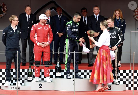 Michel Boéri, le président de l'Automobile Club de Monaco, Mike Fries, le PDG de Liberty Global, la princesse Charlene de Monaco et Alejandro Agag, fondateur et président de Formula E et le vainqueur Sébastien Buemi - Monaco E-Prix 2025, Round 7, le 4 mai 2025. Le pilote Sébastien Buemi a remporté la course devant Oliver Rowland suivi par Nick Cassidy C'est la 8eme édition du Monaco E-prix. A l’occasion de la 11eme saison du Championnat du Monde ABB FIA Formula E, les monoplaces de 3eme génération ont parcouru les rues de la Principauté. © Claudia Albuquerquet/Bestimage