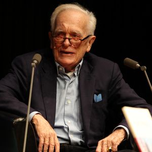 Exclusif - Le journaliste, homme de médias, scénariste, réalisateur et écrivain Philippe Labro à la Station Ausone - Librairie Mollat à Bordeaux, le 18 octobre 2024, pour un échange avec ses lecteurs et la présentation de son romzn "Deux gimlets sur la 5e Avenue" - Gallimard. © Jean-Marc Lhomer/Bestimage