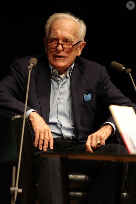 Exclusif - Le journaliste, homme de médias, scénariste, réalisateur et écrivain Philippe Labro à la Station Ausone - Librairie Mollat à Bordeaux, le 18 octobre 2024, pour un échange avec ses lecteurs et la présentation de son romzn "Deux gimlets sur la 5e Avenue" - Gallimard. © Jean-Marc Lhomer/Bestimage