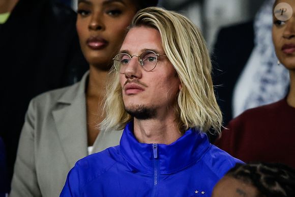 Paul Mirabel - Célébrités dans les tribunes lors du match de qualification pour la Coupe du Monde 2026 entre la France et l'Islande (2-1) au Parc des Princes à Paris le 9 septembre 2025. © Zuma Press / Bestimage
