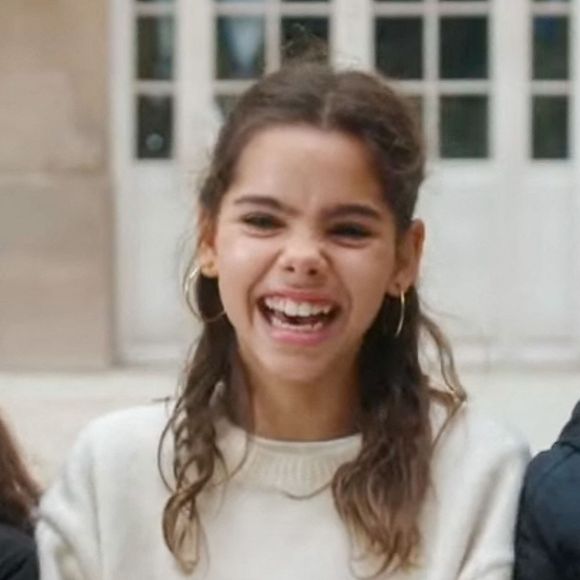 Lila Debbouze (en blanc), la fille de Mélissa Theuriau et Jamel Debbouze, fait une première apparition remarquée à la télévision dans le documentaire Le Temps des femmes, diffusé sur France 2 et produit par sa mère. © Capture TV France 2 via Bestimage | 00762155