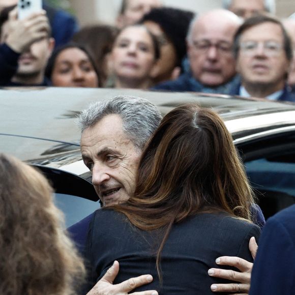 Cette décision est un soulagement pour Nicolas Sarkozy qui a rejoint la prison de La Santé le 21 octobre dernier et se battait pour retrouver la liberté. 

Nicolas Sarkozy et sa femme Carla Bruni - La famille et les soutiens de Nicolas Sarkozy se sont réunis devant son domicile le jour de son incarcération à la prison de la Santé à Paris le 21 octobre 2025.

© Moreau / Jacovides / Bestimage